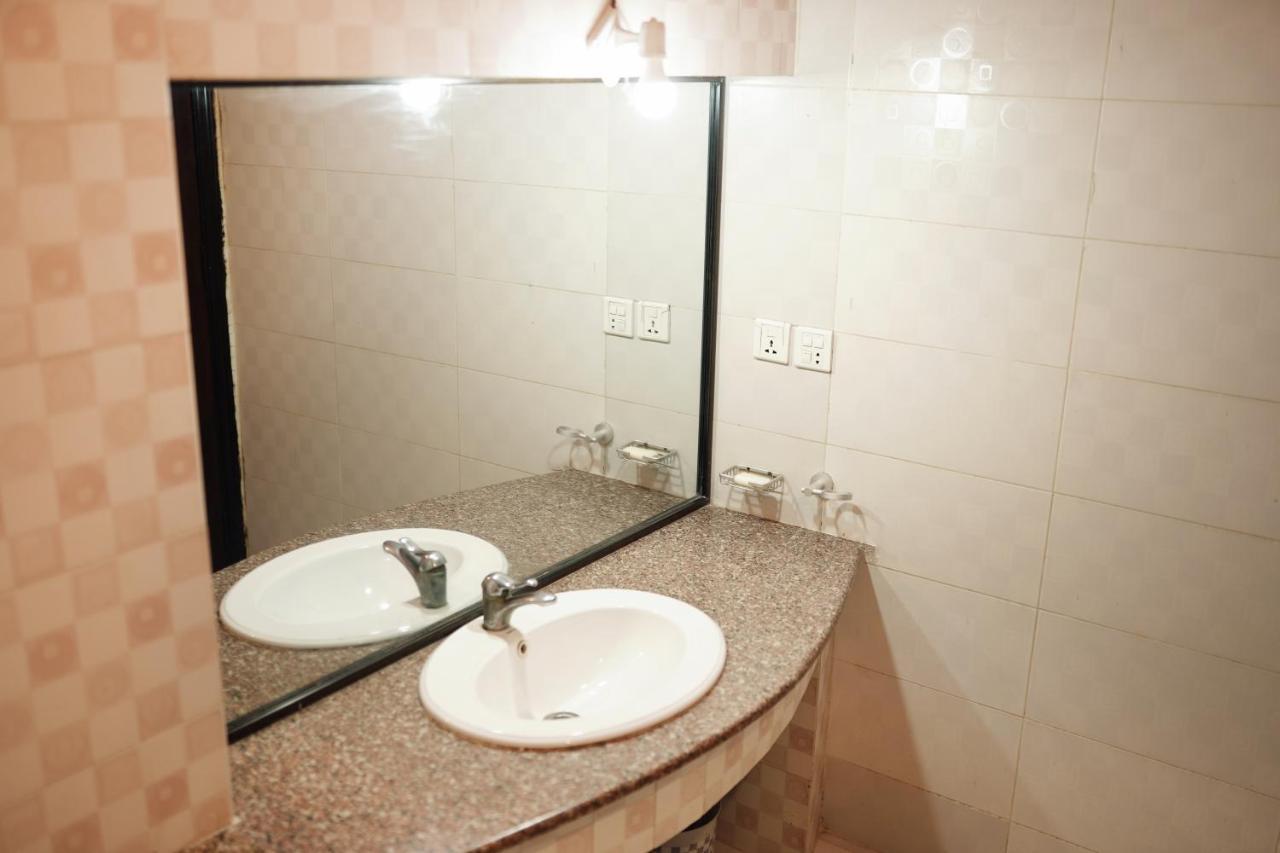 Diamond Lodge Karachi Exteriör bild